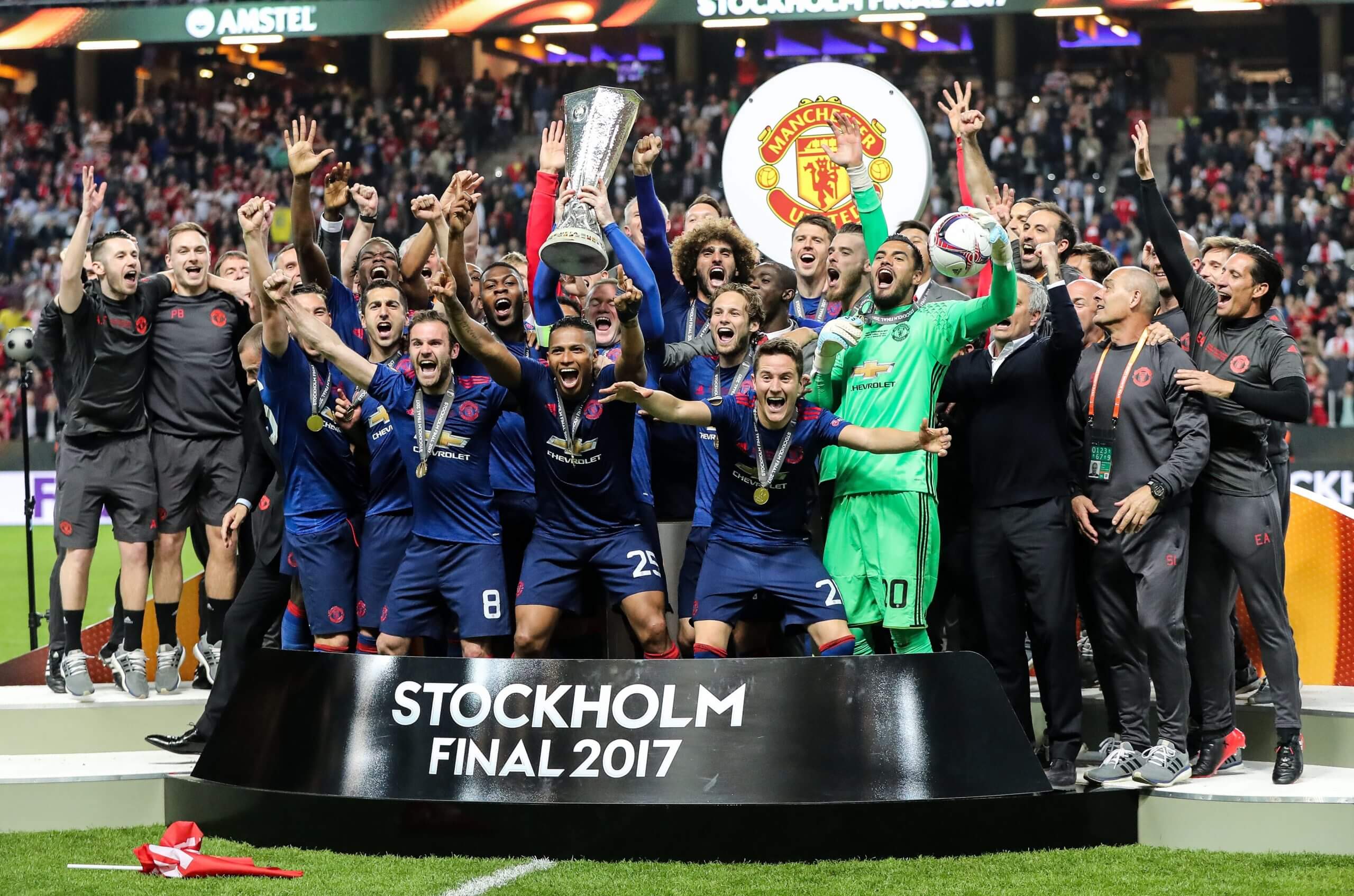 爱游戏体育链接-曼联惨败拜仁，欧冠出局无缘决赛(请问曼联与拜仁在哪一年的欧冠决赛中获得冠军?)