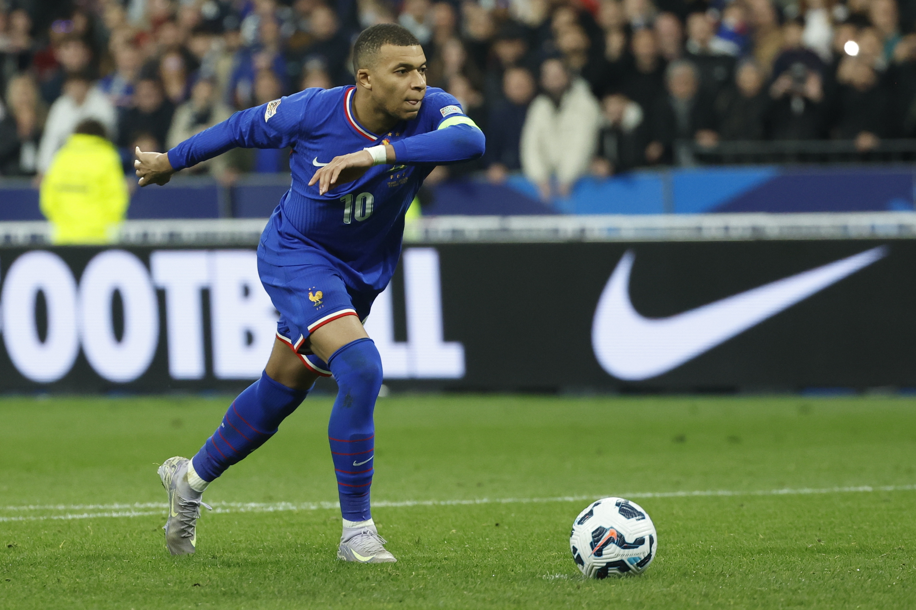 爱游戏网页版-欧国联比赛踢出新高度，球技精妙绝伦