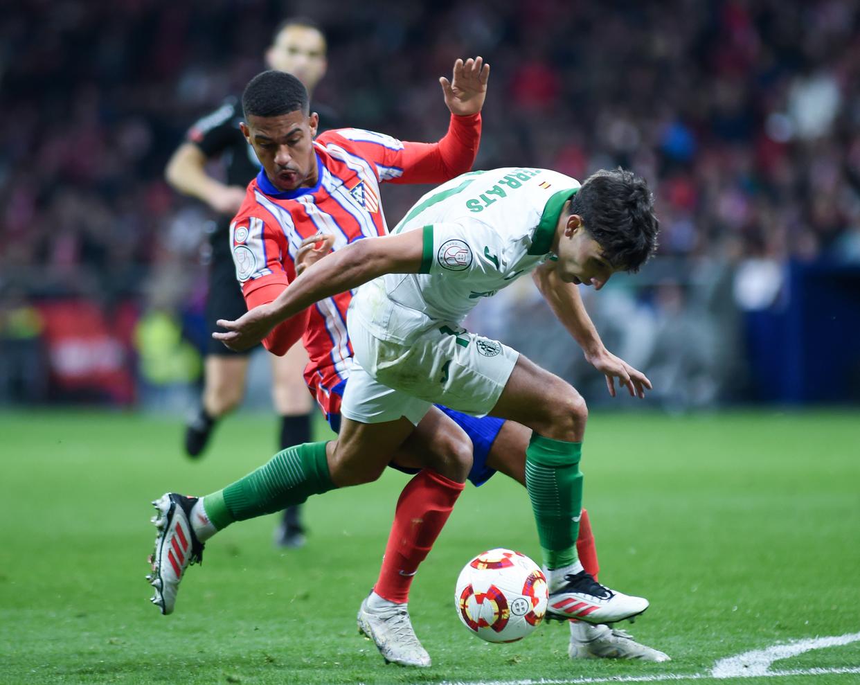 西班牙球队战胜强手,成功晋级下一轮 西班牙球队战胜强手,成功晋级下一轮