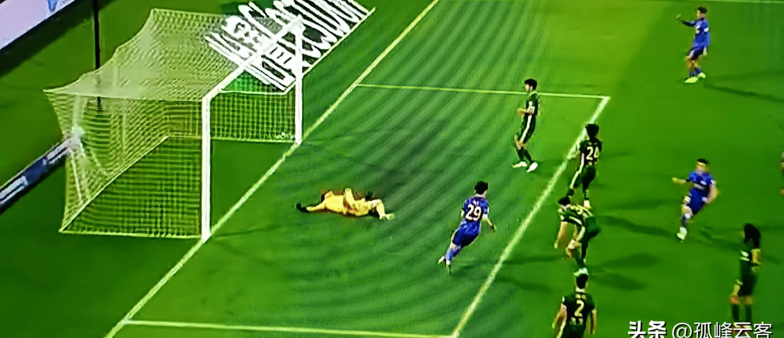 关于里昂后卫关键封堵对手进攻的信息 关于里昂后卫关键封堵对手进攻的信息