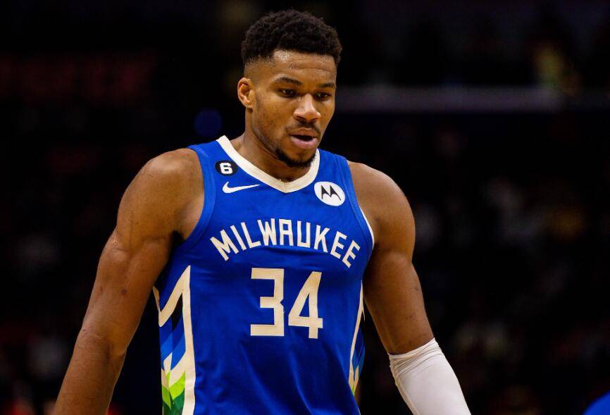 爱游戏体育官网-雄鹿守法内线遭六人虐杀，失去西部第一宝座的简单介绍