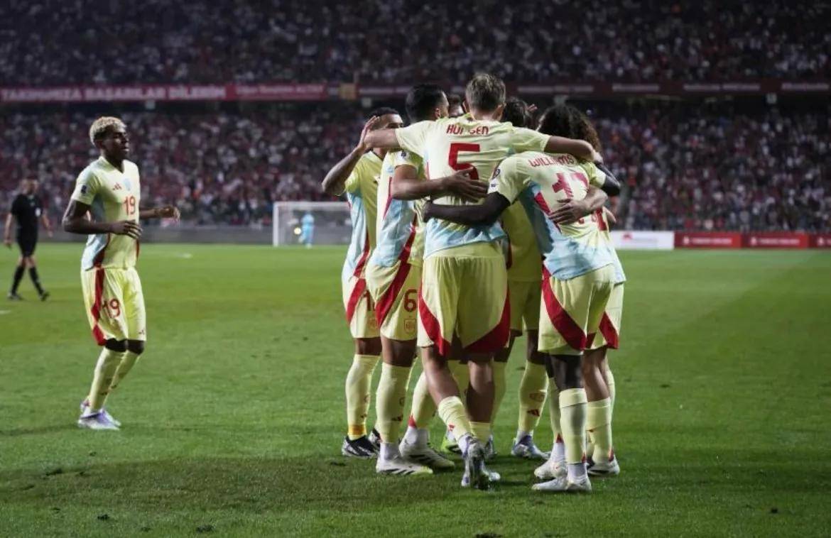 比赛中场休息时球队指导和队员交流密切 比赛中场休息时球队指导和队员交流密切