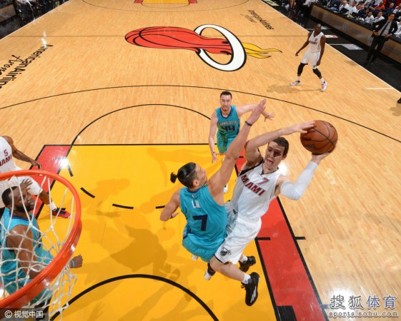 热火主场战胜黄蜂,张博分领衔全队 热火主场战胜黄蜂,张博分领衔全队