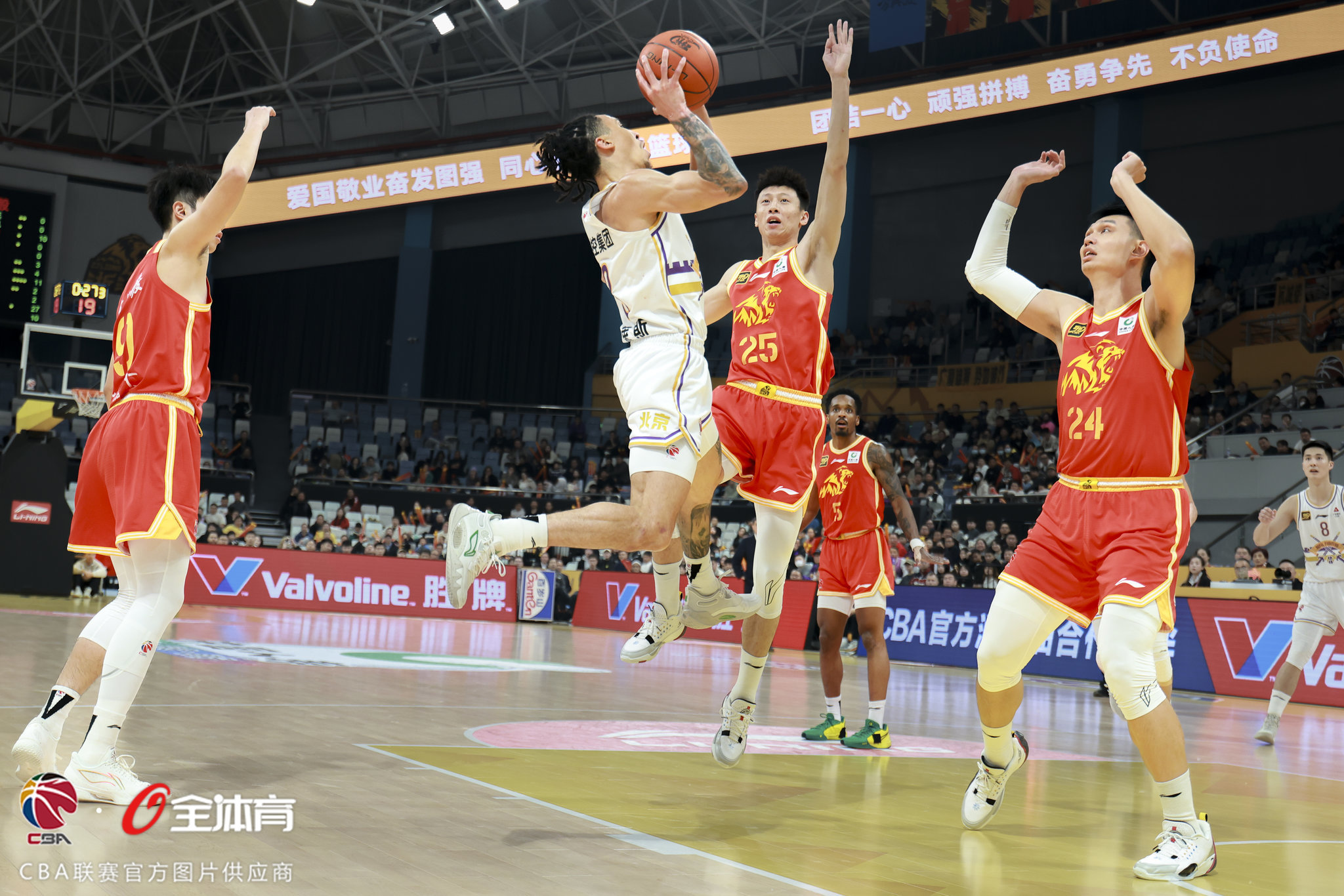 激战所致!比赛场上球员们努力拼搏 激战所致!比赛场上球员们努力拼搏