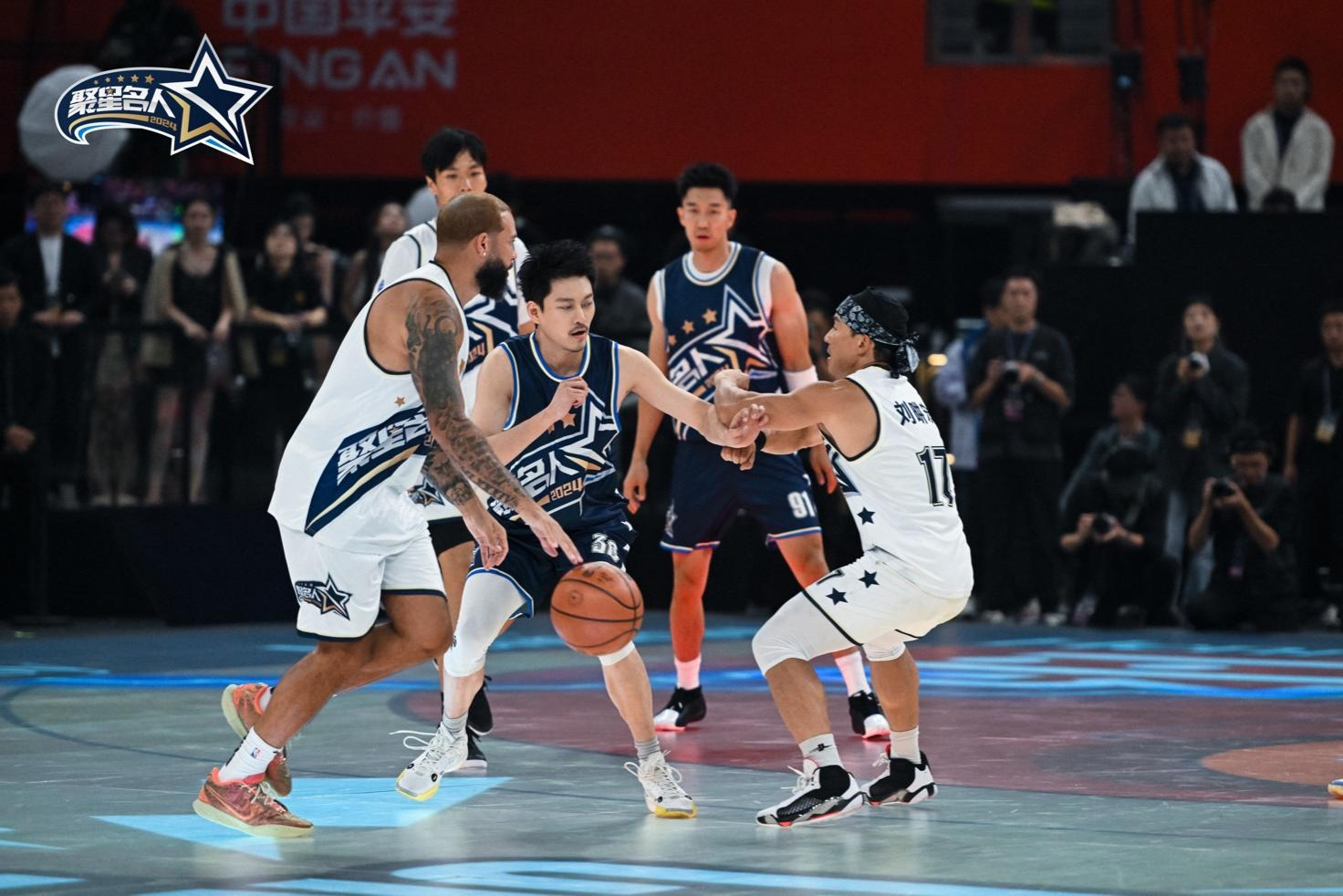 篮球传奇球星重返球场,与年轻球员展开对决的简单介绍 篮球传奇球星重返球场,与年轻球员展开对决的简单介绍