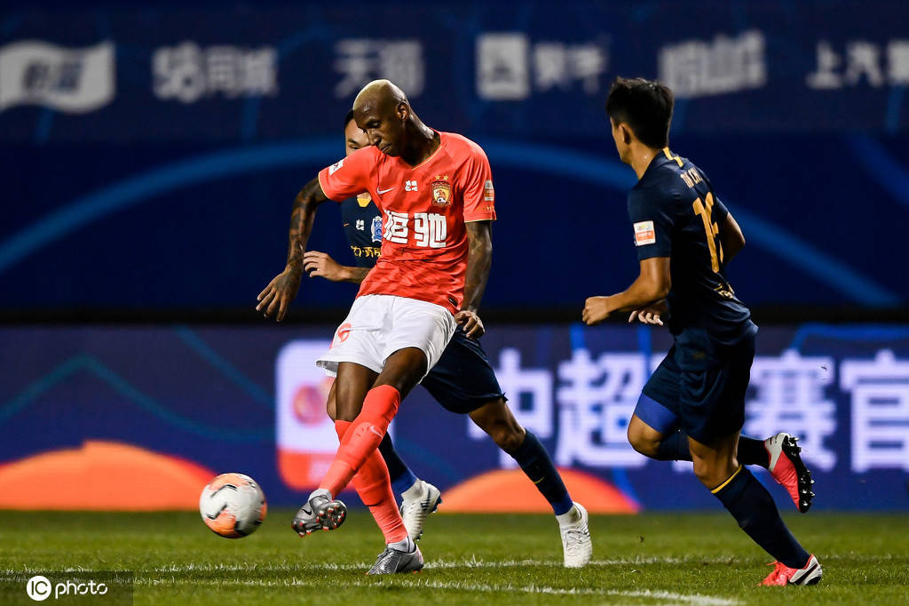 步行者队来势汹汹，球迷热情助威