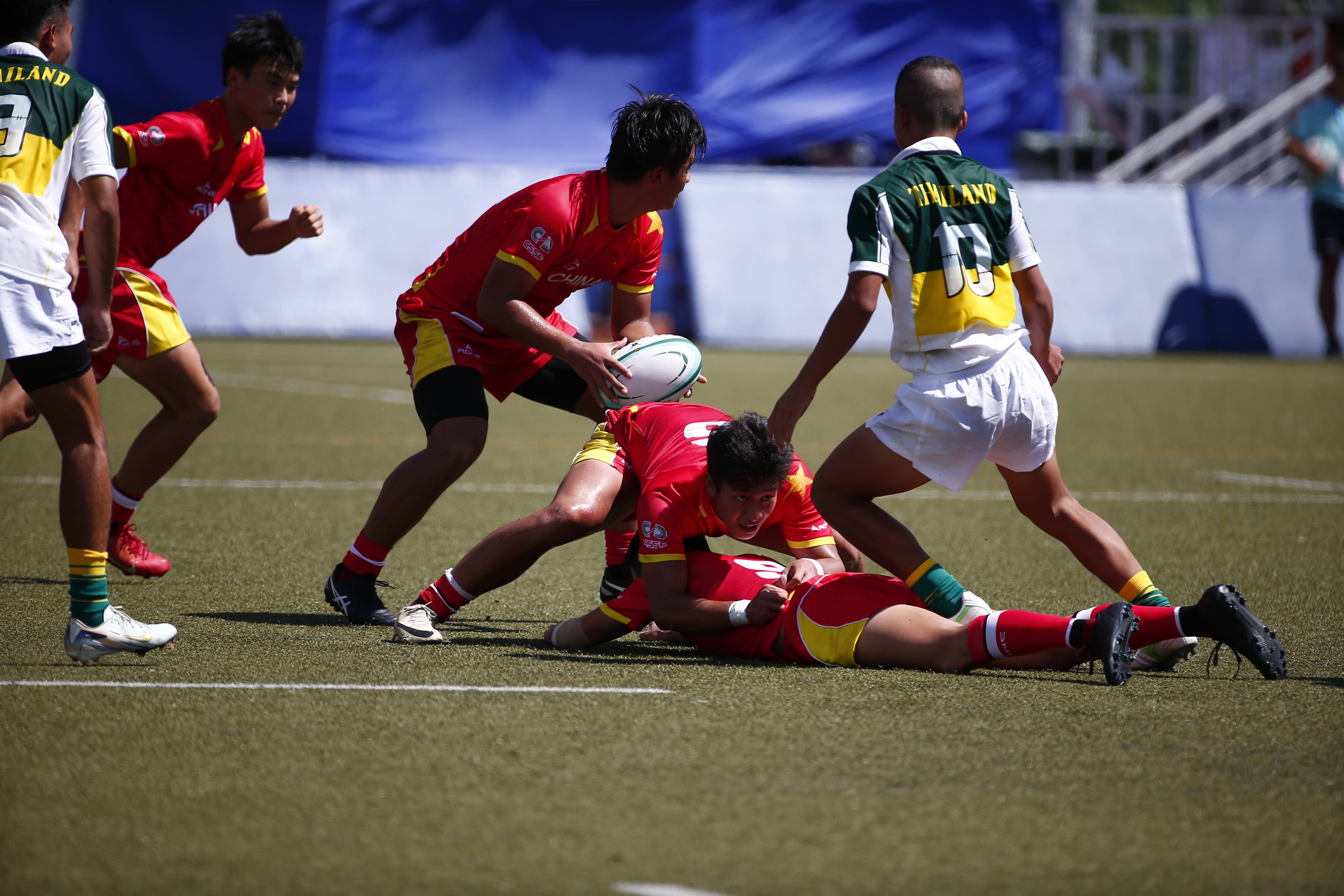 爱游戏体育下载-橄榄球赛事现场人气爆棚，观众热情高涨的简单介绍